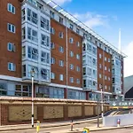 Modern Studio Apartment In Gunwharf