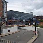 Modern Studio Apartment In Gunwharf