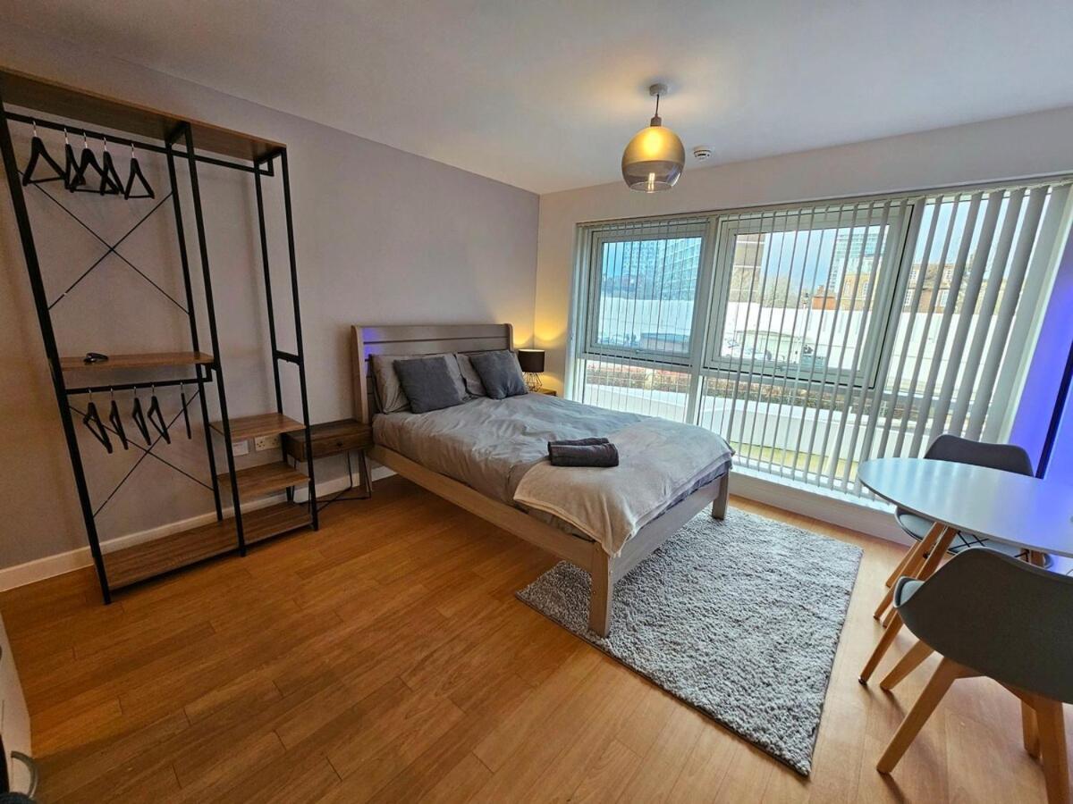 Modern In Gunwharf Apartment